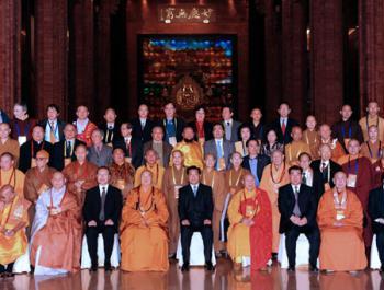 Jia Qinglin (4th R, front), chairman of the National Committee of the Chinese People's Political Consultative Conference (CPPCC), poses with Buddhism representatives for a group photo in Wuxi, east China's Jiangsu Province on March 27, 2009. Jia met the Buddhism representatives from Chinese mainland, Chinese Taiwan, Chinese Hong Kong, Chinese Macao, and other countries and regions on Friday.(Xinhua/Ma Zhancheng)