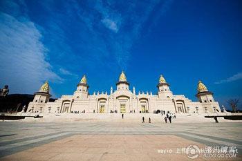 The Second World Buddhist Forum opens at Lingshan Buddhist Palace.
