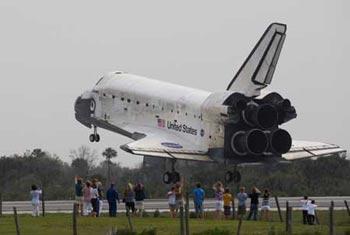 The space shuttle Discovery returns to earth at the Kennedy Space Center in Cape Canaveral, Florida March 28, 2009. The landing ends Mission STS-119 to the International Space Station. (Xinhua/Reuters Photo)