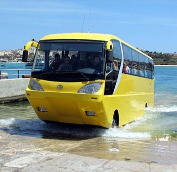 Next stop--dry land: The Amphicoach takes a trip over water and then heads back to the coast. [Photo: chinanews.com.cn] 