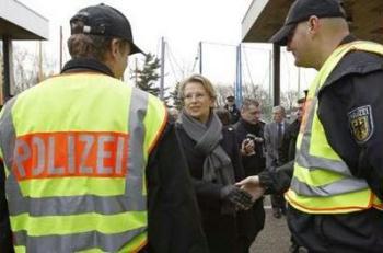 France's Interior Minister Michele Alliot-Marie (C) shakes hands with German policemen on the French German border in Strasbourg March 30, 2009 as she visits security operations taken ahead of the upcoming NATO summit. Strasbourg and the German cities of Baden-Baden and Kehl will host the NATO member states summit on April 3 and 4. REUTERS/Vincent Kessler (FRANCE POLITICS MILITARY)