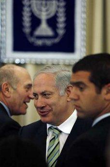 Israel's Prime Minister-designate Benjamin Netanyahu (C) and Prime Minister Ehud Olmert (L) attend a memorial ceremony for late Israeli presidents and prime ministers at the residence of President Shimon Peres in Jerusalem March 26, 2009. Netanyahu said on Thursday he did not expect to come under pressure from the United States over the Middle East peace strategy of his right-leaning government.REUTERS/Baz Ratner(JERUSALEM POLITICS)