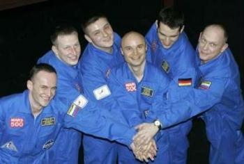 Participants in an experiment that simulates the spacial confines experienced during a trip to Mars pose for a picture before entering a test champer in Moscow March 31, 2009. Six volunteers sealed themselves off in cramped modules on Tuesday, embarking on a 105-day simulated trip to Mars to test physical and psycholigical effects of isolatation of an odyssey to the Red Planet. Pictured are (L-R): Sergei Ryazansky, Aleksey Baranov, Aleskey Shpakov, Cyrille Fournier, Oliver Knickel and Oleg Artemev. REUTERS/Alexander Natruskin