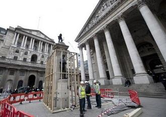 Workmen board up a war memorial outside the Bank of England in London, on March 31.(AFP/Ben Stansall)