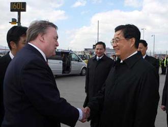 Chinese President Hu Jintao (R) is welcomed by British former Deputy Prime Minister John Prescott, who is the special envoy of British Prime Minister Gordon Brown, upon his arrival in London, Britain, on April 1, 2009. Hu Jintao arrived in London on Wednesday to attend the Group of 20 (G20) summit. (Xinhua/Lan Hongguang)