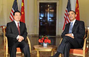 Chinese President Hu Jintao (L) meets with U.S. President Barack Obama in London, Britain, on April 1, 2009. (Xinhua/Li Xueren)