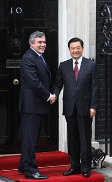 Chinese President Hu Jintao (R) meets with British Prime Minister Gordon Brown in London, Britain, on April 1, 2009. (Xinhua/Liu Weibing)