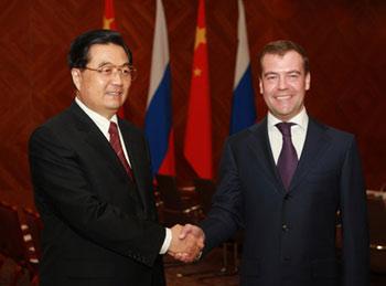 Chinese President Hu Jintao (L) meets with Russian President Dmitry Medvedev in London, Britain, April 1, 2009. (Xinhua/Ju Peng)