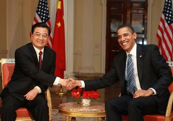 Chinese President Hu Jintao (L) shakes hands with U.S. President Barack Obama during their meeting in London, Britain, on April 1, 2009.(Xinhua/Ju Peng)