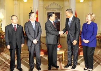 Chinese President Hu Jintao (3rd L) shakes hands with U.S. President Barack Obama (2nd R) during their meeting in London, Britain, on April 1, 2009.(Xinhua/Li Xueren)