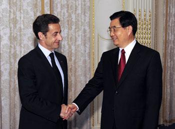 Chinese President Hu Jintao (R) shakes hands with French President Nicolas Sarkozy during their meeting in London, Britain, on April 1, 2009. (Xinhua/Li Xueren)