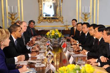 Chinese President Hu Jintao (2nd R) and U.S. President Barack Obama (2nd L) meet in London, Britain, on April 1, 2009.(Xinhua/Li Xueren)
