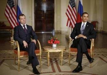 U.S. President Barack Obama (R) meets Russian President Dmitry Medvedev at Winfield House, the U.S. ambassador's residence in London April 1, 2009. Russia and the United States will pursue a new deal to cut nuclear warheads, presidents Medvedev and Obama said on Wednesday, ahead of a G20 summit, making good on a pledge to rebuild relations from a post-Cold War low. REUTERS/Jason Reed (BRITAIN OLITICS BUSINESS) 