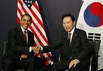 U.S. President Barack Obama, left, meets with South Korea's President Lee Myung-bak at the G-20 summit at the ExCel center in London, Thursday, April 2, 2009, ahead of the G20 summit being held in London.(AP Photo/Charles Dharapak) 