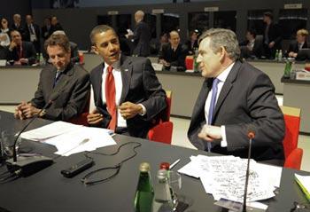 British Prime Minister Gordon Brown (R) talks with United President Barack Obama at the summit of the Group of 20 Countries (G20) on Financial Markets and World Economy at ExCel center in London April 2, 2009. The G20 summit is held in London on April 2. (Xinhua/Pool/Frantzesco Kangaris)