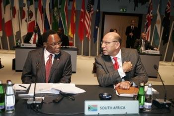 President of South Africa Kgalema Motlanthe (L) and Finance Minister Trevor Manuel attend the summit of the Group of 20 Countries (G20) on Financial Markets and World Economy at ExCel center in London April 2, 2009. The G20 summit is held in London on April 2. (Xinhua/Pool/Anita Maric)