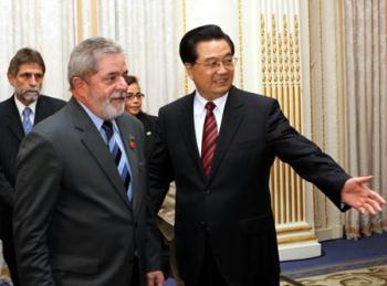 Chinese President Hu Jintao (R, front) meets his Brazilian counterpart Luiz Inacio Lula da Silva (L, front) in London, Britain, April 2, 2009. (Xinhua/Lan Hongguang)