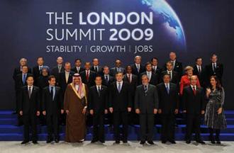 Chinese President Hu Jintao (4th L, 1st row), and other leaders attending the Group of 20 summit, and top officials from relevant organizations pose for group photos in London, Britain, April 2, 2009.(Xinhua/Li Xueren)