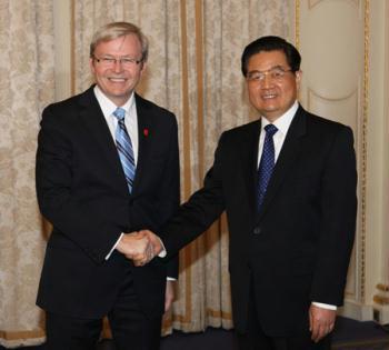 Chinese President Hu Jintao (R) shakes hands with Australian Prime Minister Kevin Rudd in London, Britain, April 2, 2009. (Xinhua/Yao Dawei)