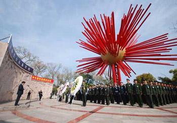 Chinese police present wreathes at a ceremony to pay their respect to deceased heroes at a local cemetery for revolutionary martyrs in north China's coastal city of Tianjin, April 2, 2009, two days prior to the Qingming festival, or the tomb sweeping day, that falls on April 4.(Xinhua/Su Zhenqiang)