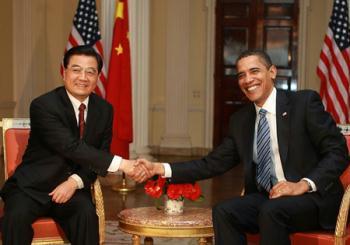Chinese President Hu Jintao (L) shakes hands with U.S. President Barack Obama during their meeting in London, Britain, on April 1, 2009. (Xinhua/Ju Peng)