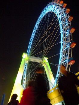 The 120-meter-hight observation wheel "Eye of Tianjin" opens to tourists, which offers a bird's-eye view of the northen city of Tianjin Sunday April 5, 2009.[CFP]