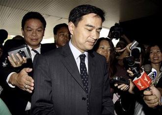 Thailand's Prime Minister Abhisit Vejjajiva, center, is questioned by reporters as he arrives at parliament in Bangkok, Thailand Tuesday, April 7, 2009.(AP Photo)