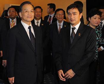 Chinese Premier Wen Jiabao (Front, L) meets with Thai Prime Minister Abhisit Vejjajiva (R, Front) at an airport in Pattaya, Thailand, on April 11, 2009. (Xinhua/Huang Jingwen)