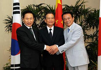 met with South Korean President Lee Myung-bak and Japanese Prime Minister Taro Aso in Pattaya