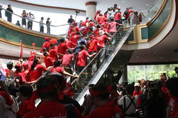 Anti-government "red-shirted" protestors break into the ASEAN related summits venue in Pattaya, Thailand, April 11, 2009. The ASEAN related summits scheduled on April 10-12 have been canceled because of security reason, the Thai government announced here Saturday.(Xinhua/Zhang Fengguo)