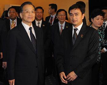 Chinese Premier Wen Jiabao (Front, L) meets with Thai Prime Minister Abhisit Vejjajiva (R, Front) at an airport in Pattaya, Thailand, on April 11, 2009. (Xinhua/Huang Jingwen)