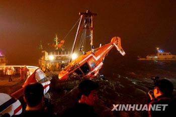 Rescuers lift out of water the wreckage of a helicopter which served China's Antarctic exploration ship, Xuelong in the East China Sea off Shanghai on Sunday, April 12, 2009. [Photo: Xinhuanet]