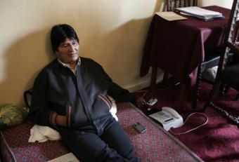 Bolivian President Evo Morales sits during a hunger strike at the presidential palace in La Paz April 13, 2009.(Xinhua/Reuters Photo)