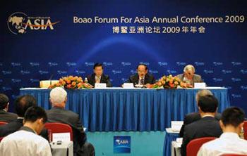 Long Yongtu (L), Secretary General of Boao Forum for Asia (BFA), Fidel Valdez Ramos (C), BFA Chairman of Board of Directors and former President of Philippines and Bob Hawke, former Australian Prime Minister attend the BFA Members General Meeting in Boao, a scenic town in south China's Hainan Province, April 16, 2009. The BFA Members General Meeting was held here on Thursday. (Xinhua/Guo Cheng) 