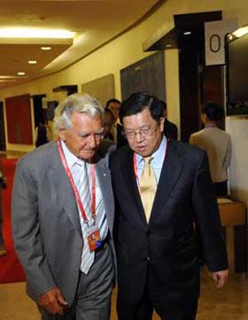 Long Yongtu (R), Secretary General of Boao Forum for Asia (BFA), talks with Bob Hawke, former Australian Prime Minister, before the BFA Board of Directors Meeting, in Boao, a scenic town in south China's Hainan Province, April 16, 2009. (Xinhua/Guo Cheng)
