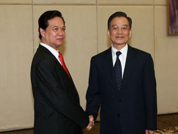 Chinese Premier Wen Jiabao (R) meets with his Vietnamese counterpart Nguyen Tan Dung in Sanya, south China's Hainan Province, April 17, 2009. Nguyen Tan Dung arrived here to attend the Boao Forum for Asia (BFA) Annual Conference 2009 which would be held in Boao, a scenic town in Hainan from April 17 to 19. (Xinhua/Pang Xinglei)