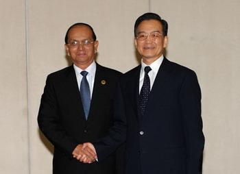 Chinese Premier Wen Jiabao (R) meets with his Myanmar's counterpart Thein Sein in Sanya, south China's Hainan Province, April 17, 2009. Thein Sein arrived here to attend the Boao Forum for Asia (BFA) Annual Conference 2009 which would be held in Boao, Hainan from April 17 to 19.(Xinhua/Ma Zhancheng)