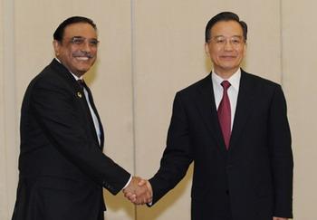 Chinese Premier Wen Jiabao (R) meets with Pakistani President Asif Ali Zardari in Sanya, south China's Hainan Province, April 17, 2009. Zardari arrived here to attend the Boao Forum for Asia (BFA) Annual Conference 2009 which would be held in Boao, Hainan from April 17 to 19.(Xinhua/Huang Jingwen)