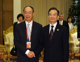 China's Premier Wen Jiabao (R) meets with Fredrick Chien, chief advisor of Taiwan's Cross-Straits Common Market Foundation, in Boao, south China's Hainan Province, April 18, 2009. (Xinhua/Huang Jingwen)