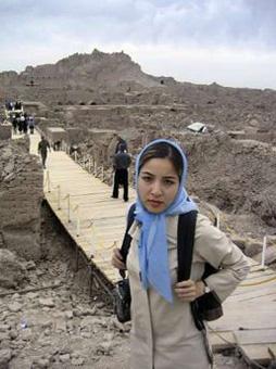 File photo of US-Iranian journalist Roxana Saberi posing for a photograph in Bam, 1,250 km (776 miles) southeast of Tehran March 31, 2004.REUTERS/Stringer/Files