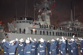 Chinese naval soldiers welcome the arrival of a Pakistani destroyer at the Qingdao port in east China's Shandong province, April 18, 2009. (Xinhua Photo)