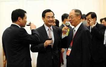 State Council Taiwan Affairs Office Director Wang Yi (L2) and Fredrick Chien (L3),top advisor of Taiwan-based Cross-Straits Common Market Foundation, attend the welcoming cocktail party in Boao, south China's Hainan Province, April 17, 2009. (Xinhua/Zhao Yingquan)
