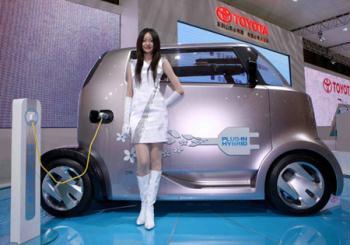 A model shows a Toyota Hi-CT concept car at the Shanghai auto expo in Shanghai, east China, April 20, 2009.(Xinhua/Chen Jianli)