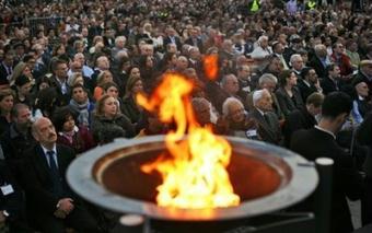 A crowd listens to a speech during a ceremony to mark Israel's Holocaust day at the Place de la Nation, outside the UN headquarters in Geneva, Switzerland, Monday, April 20, 2009.(AP Photo/Anja Niedringhaus)