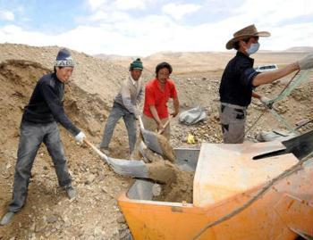 Construction workers make preparations for the reconstruction of Yangyi Village, Geda Town, Damxung County of Lhasa, capital of southwest China's Tibet Autonomous Region, on April 20, 2009. (Xinhua Photo)