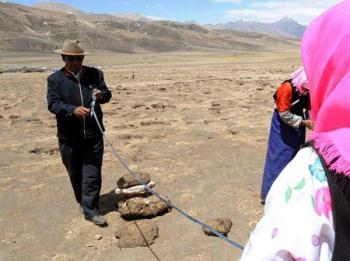 Villagers of Yangyi Village, Geda Town, Damxung County of Lhasa, capital of southwest China's Tibet Autonomous Region, select a reconstruction site, on April 20, 2009. (Xinhua Photo)