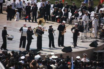 Members of U.S. navy's military band attend a performance in Qingdao, east China's Shandong Province, April 21, 2009. (Xinhua/Li Gang)