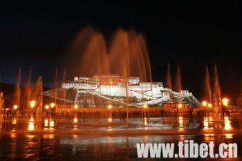 Photo shows the musical fountain in front of the Potala Palace, Lhasa, capital of southwest China's Tibet Autonomous Region. (Photo: China Tibet Information Center)
