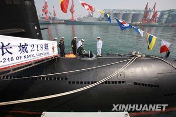 Foreign navy groups visit Chinese navy submarine.