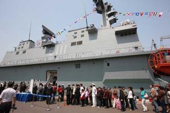 Local residents queue for visiting the "Dokdo" amphibious assault ship from the Republic of Korea in Qingdao, east China's Shandong Province, April 22, 2009. Part of foreign naval vessels which came to attend the 60th anniversary celebration of Chinese People's Liberation Army Navy was open to public on Wednesday, attracting lots of visitors. (Xinhua/Zha Chunming)